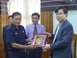 Ông Lê Đình Vinh, Chủ tịch HĐQT KLF nhận quà lưu niệm từ đại diện Ủy ban phát triển TP. Yangon

